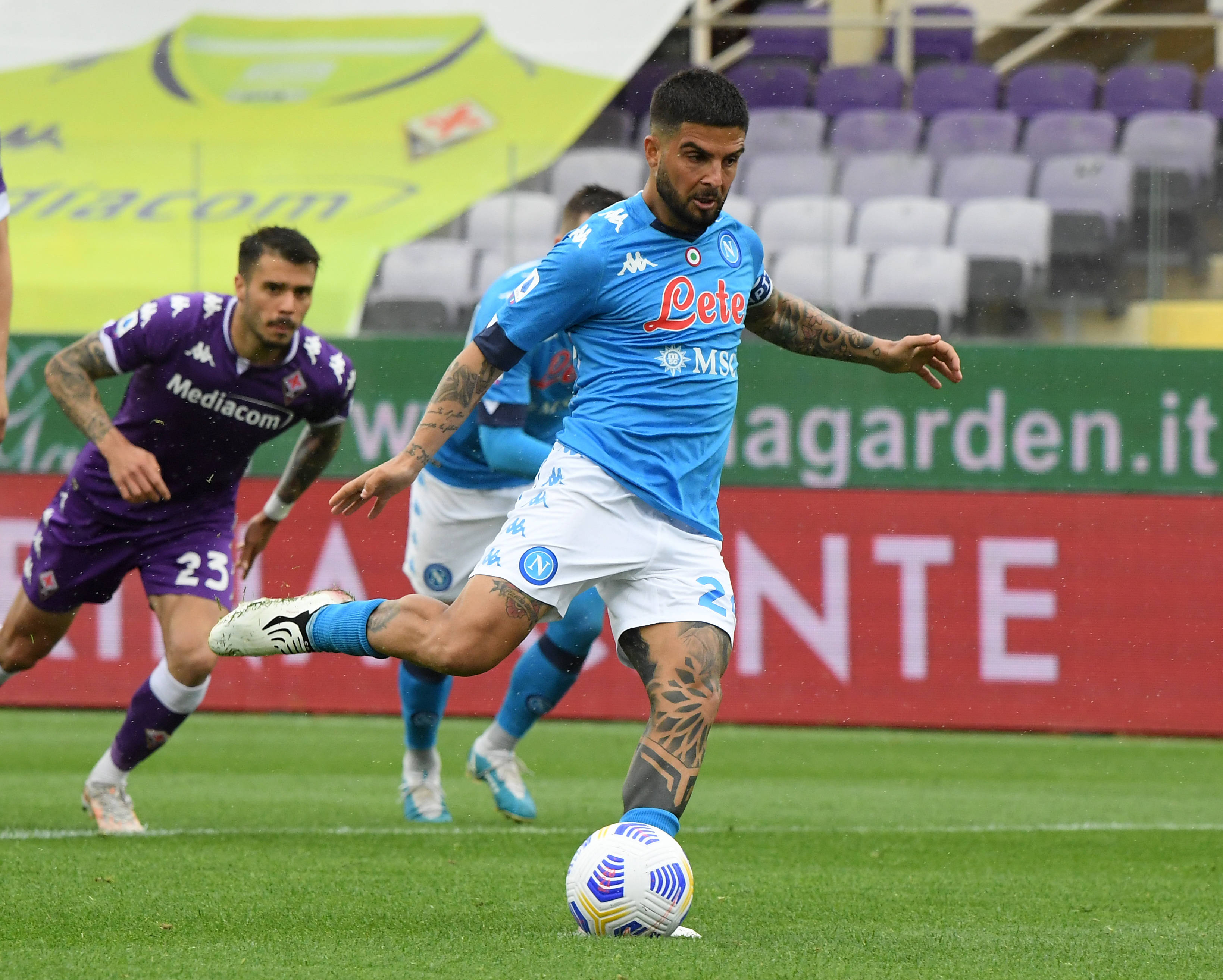 包含那不勒斯客场战胜佛罗伦萨，连胜积分榜升至前列的词条