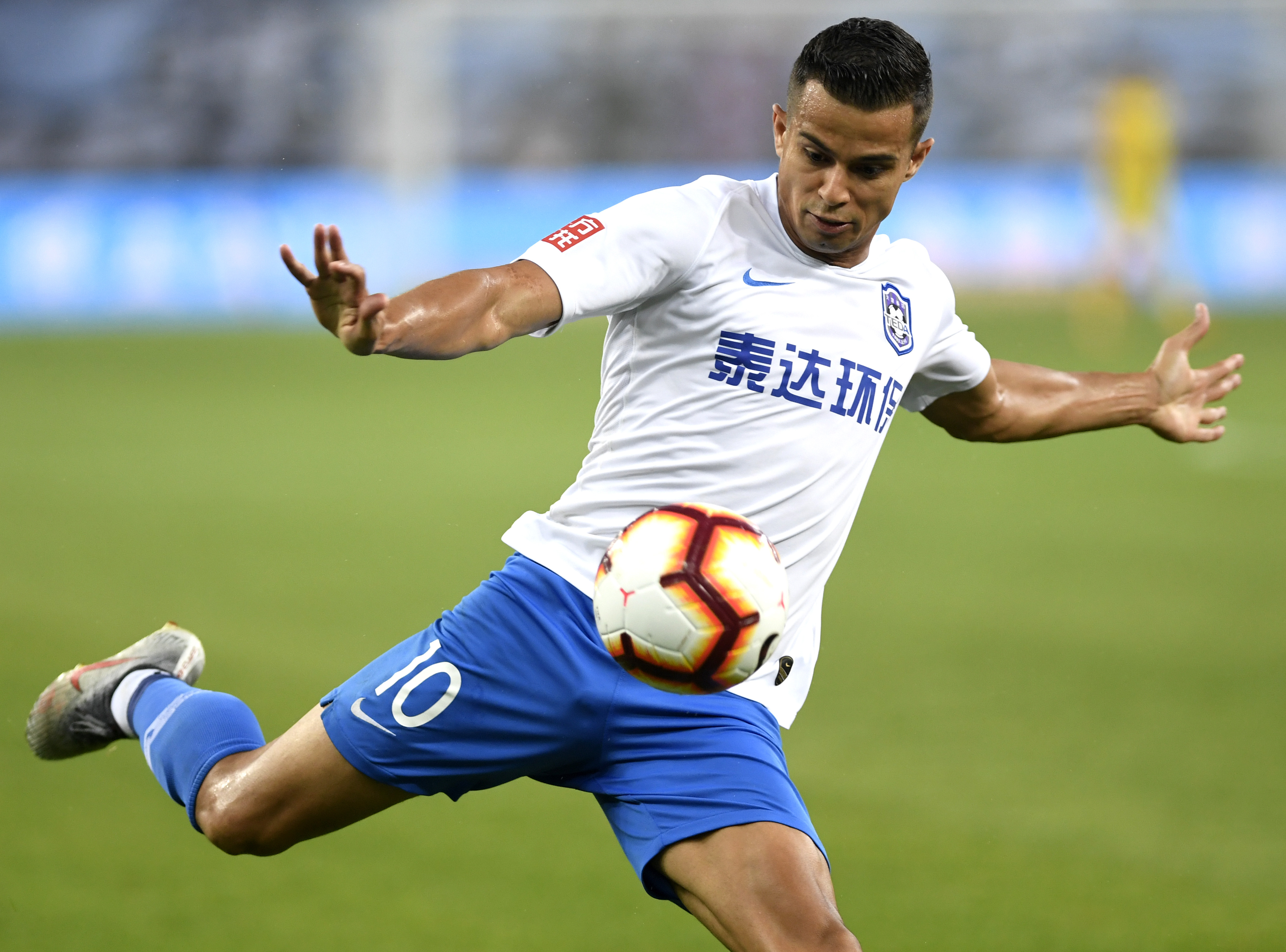 包含天津泰达击败对手，赢得比赛的词条