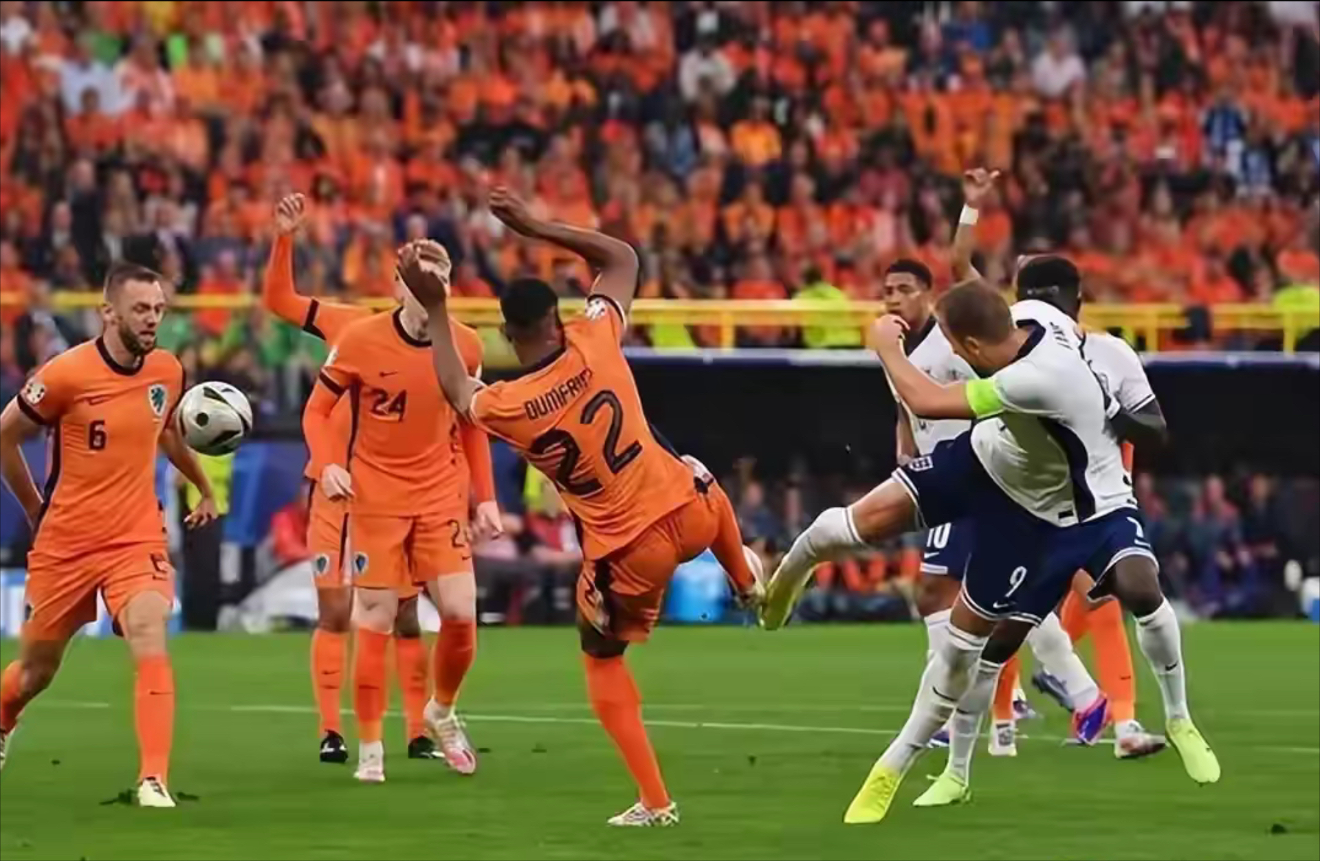 开云体育登录-包含荷兰队惨遭捷克逆转,绝杀球引发球迷愤怒的词条