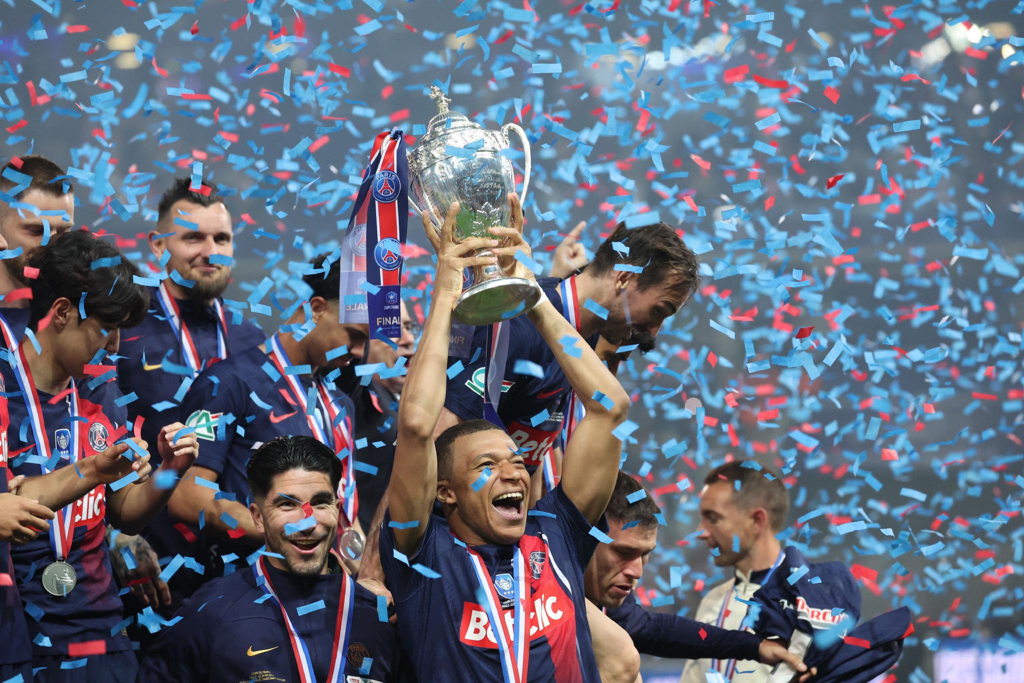 关于曼联血洗曼城，姆巴佩高光表现的信息