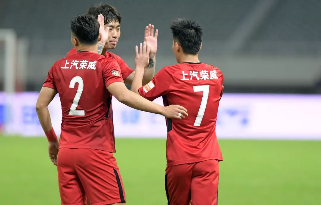 关于恒大客场大胜上港，继续领跑积分榜的信息